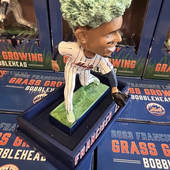 New York Mets Citi SGA 2023 Francisco Lindor Grass Growing Bobblehead - Picture 12 of 16